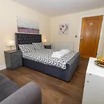 Two Bed Apartment Near Canary Wharf