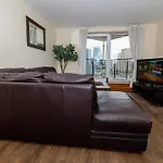 Two Bed Apartment Near Canary Wharf