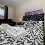 Two Bed Apartment Near Canary Wharf