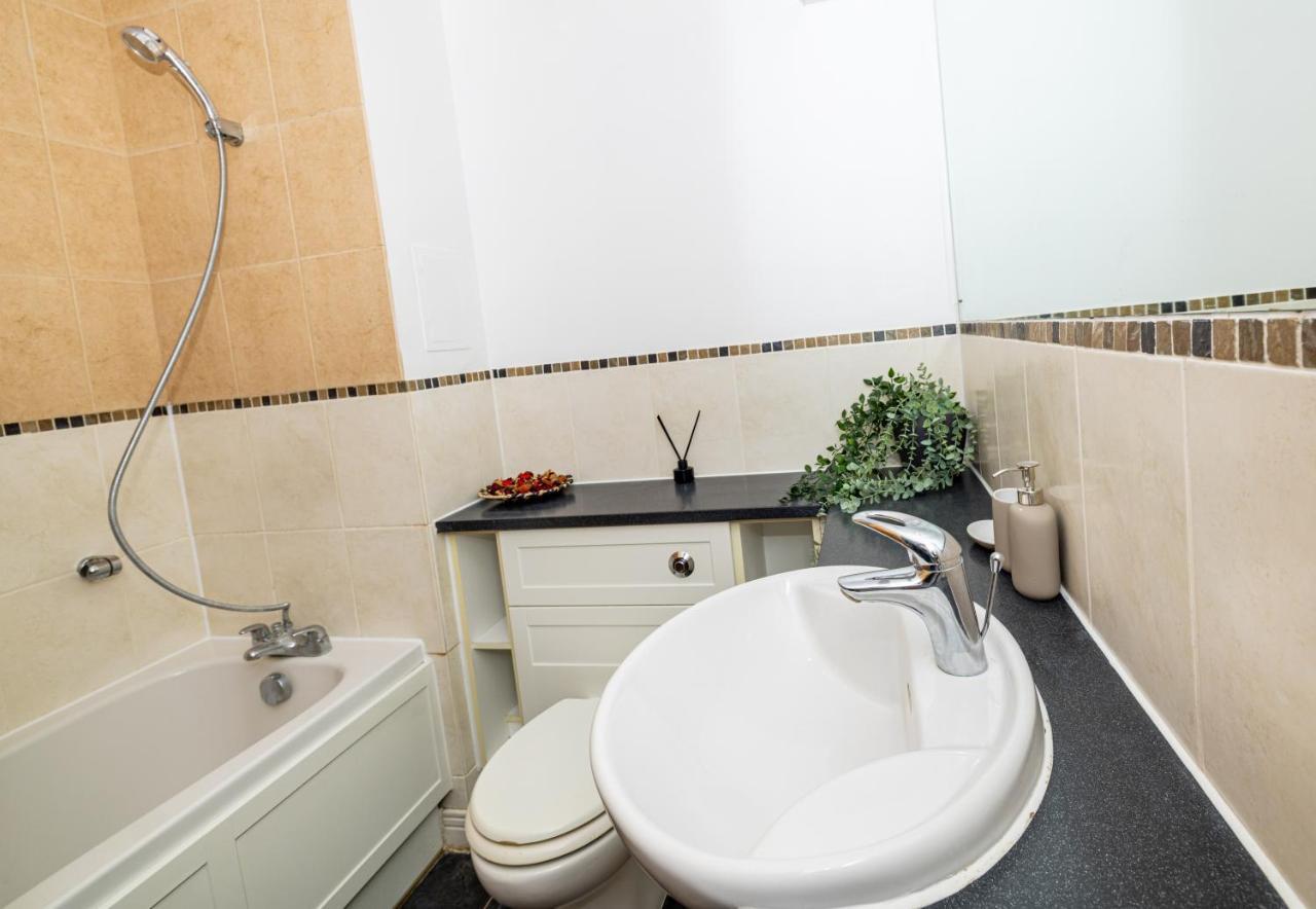 Two Bed Near Canary Wharf