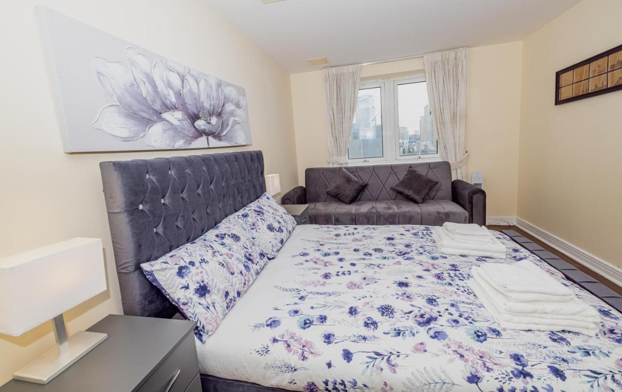 Two Bed Near Canary Wharf Appartement Londen