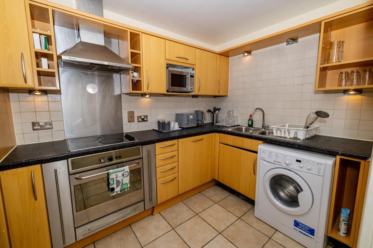 Two Bed Near Canary Wharf *