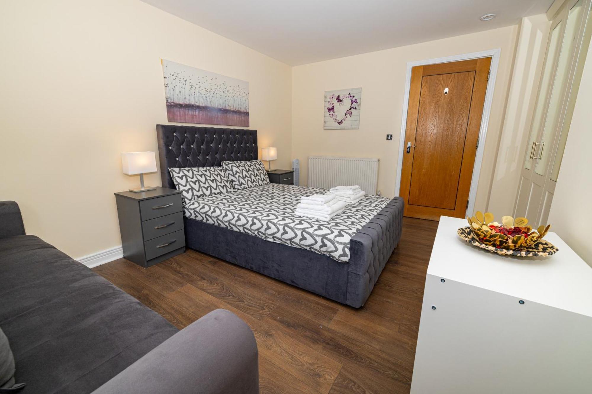 Two Bed Near Canary Wharf